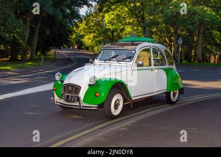 1990 90er, 90er Jahre grün weiß CITROEN 2CV 802 ccm Fench Oldtimer; Autos auf der 13. Lytham Hall Summer Classic Car Show, einem klassischen Vintage Collectible Transport Festival. Stockfoto