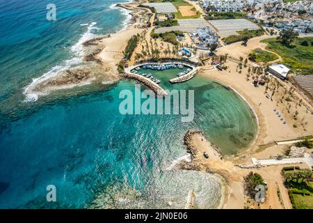 Agia Triada Beach oder Trinity Beach aus der Luft gesehen, Paralimni, Zypern, Europa | Vrissiana und Protaras Beach Hotels von oben gesehen, Paralim Stockfoto