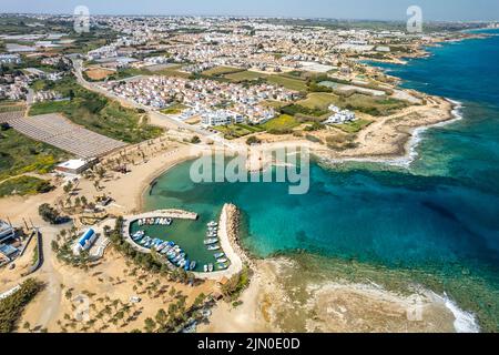 Agia Triada Beach oder Trinity Beach aus der Luft gesehen, Paralimni, Zypern, Europa | Vrissiana und Protaras Beach Hotels von oben gesehen, Paralim Stockfoto