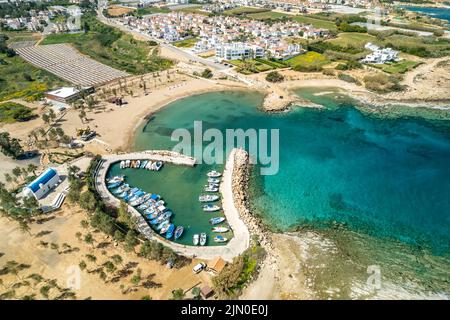 Agia Triada Beach oder Trinity Beach aus der Luft gesehen, Paralimni, Zypern, Europa | Vrissiana und Protaras Beach Hotels von oben gesehen, Paralim Stockfoto