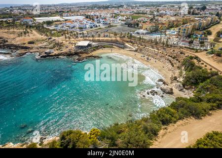 Agia Triada Beach oder Trinity Beach aus der Luft gesehen, Paralimni, Zypern, Europa | Vrissiana und Protaras Beach Hotels von oben gesehen, Paralim Stockfoto