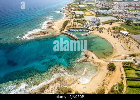 Agia Triada Beach oder Trinity Beach aus der Luft gesehen, Paralimni, Zypern, Europa | Vrissiana und Protaras Beach Hotels von oben gesehen, Paralim Stockfoto