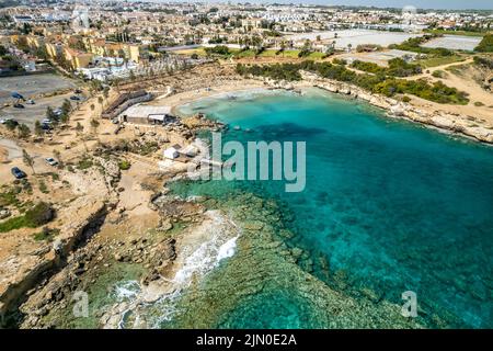 Agia Triada Beach oder Trinity Beach aus der Luft gesehen, Paralimni, Zypern, Europa | Vrissiana und Protaras Beach Hotels von oben gesehen, Paralim Stockfoto