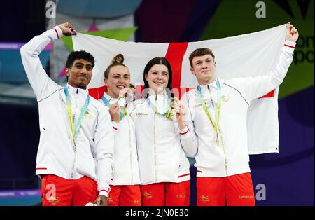 Die Engländerinnen Kyle Kothari (links) und Lois Toulson mit ihren Silbermedaillen und die Engländerinnen Noah Williams und Andrea Spendolini Sirieix mit ihren Goldmedaillen gewannen am 11. Tag der Commonwealth Games 2022 in Birmingham beim Mixed Synchronized Platform Final 10m im Sandwell Aquatics Center. Bilddatum: Montag, 8. August 2022. Stockfoto