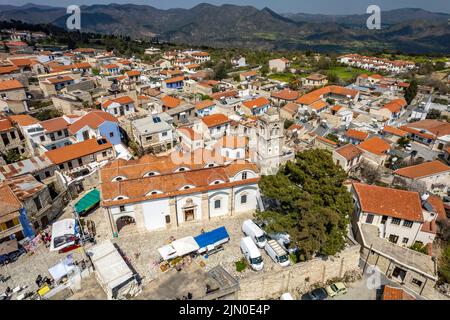 Stadtansicht Pano Lefkara mit der Kirche Timiou Stavrou aus der Luft gesehen, Zypern, Europa | Luftaufnahme des Stadtbildes von Pano Lefkara mit Timios St. Stockfoto