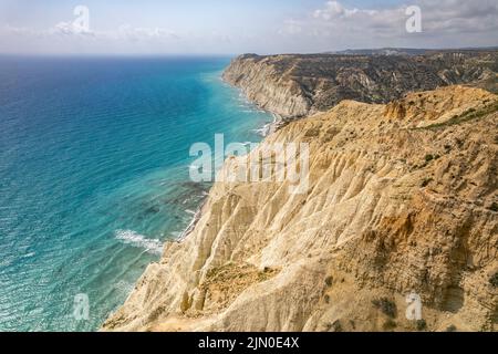 Die Steilküste vom Kap Aspro bei Pissouri aus der Luft gesehen, Zypern, Europa | Luftaufnahme der Steilküste von Kap Aspro bei Pissouri, Zypern, Stockfoto