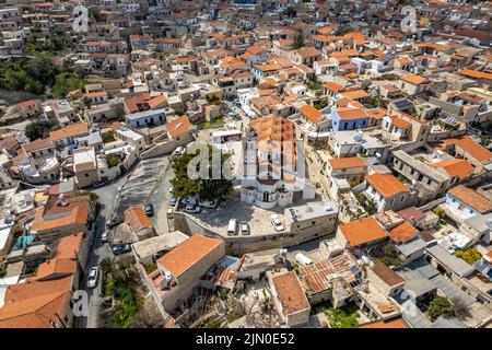 Stadtansicht Pano Lefkara mit der Kirche Timiou Stavrou aus der Luft gesehen, Zypern, Europa | Luftaufnahme des Stadtbildes von Pano Lefkara mit Timios St. Stockfoto