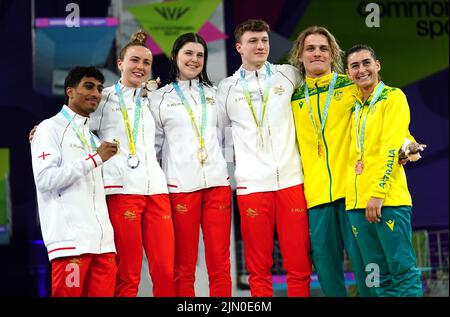 Die Engländerin Kyle Kothari und Lois Toulson (links) mit ihren Silbermedaillen, die Engländerin Noah Williams und Andrea Spendolini Sirieix (Mitte) mit ihren Goldmedaillen, Die Australier Cassiel Rousseau und Emily Boyd gewannen am 11. Tag der Commonwealth Games 2022 in Birmingham beim Mixed Synchronized 10m Platform Final im Sandwell Aquatics Center. Bilddatum: Montag, 8. August 2022. Stockfoto
