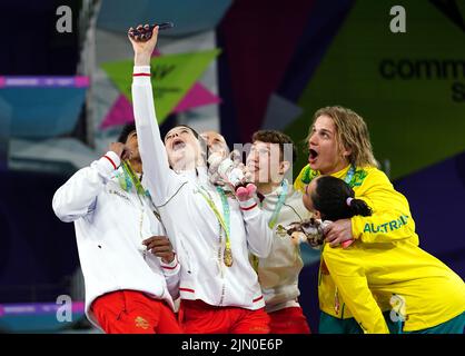 Die Engländerin Kyle Kothari und Lois Toulson (links) mit ihren Silbermedaillen, die Engländerin Noah Williams und Andrea Spendolini Sirieix (Mitte) mit ihren Goldmedaillen, Die Australier Cassiel Rousseau und Emily Boyd gewannen am 11. Tag der Commonwealth Games 2022 in Birmingham beim Mixed Synchronized 10m Platform Final im Sandwell Aquatics Center. Bilddatum: Montag, 8. August 2022. Stockfoto