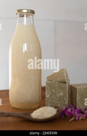 Hausgemachte Wäsche, Marseille geriebene Seife, DIY, do it yourself, Zero Waste, Umweltfreundliches, natürliches Produkt zum Waschen und Reinigen Stockfoto