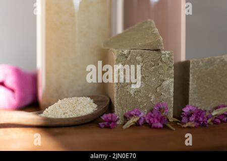 Hausgemachte Wäsche, Marseille geriebene Seife, DIY, do it yourself, Zero Waste, Umweltfreundliches, natürliches Produkt zum Waschen und Reinigen Stockfoto