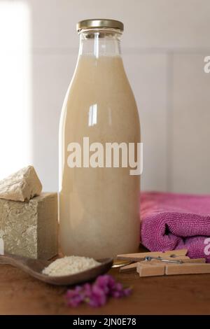 Hausgemachte Wäsche, Marseille geriebene Seife, DIY, do it yourself, Zero Waste, Umweltfreundliches, natürliches Produkt zum Waschen und Reinigen Stockfoto