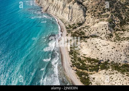 Strand an der Steilküste vom Kap Aspro bei Pissouri aus der Luft gesehen, Zypern, Europa | Luftaufnahme eines Strandes an der Steilküste des Kap Aspro Stockfoto