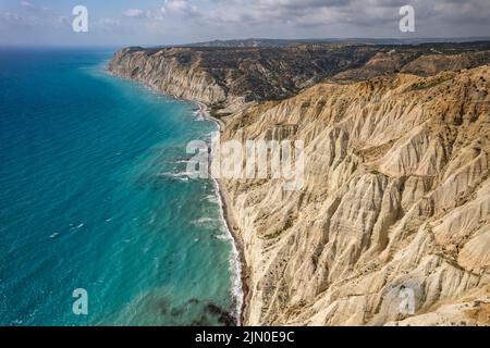 Strand an der Steilküste vom Kap Aspro bei Pissouri aus der Luft gesehen, Zypern, Europa | Luftaufnahme eines Strandes an der Steilküste des Kap Aspro Stockfoto