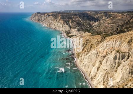 Strand an der Steilküste vom Kap Aspro bei Pissouri aus der Luft gesehen, Zypern, Europa | Luftaufnahme eines Strandes an der Steilküste des Kap Aspro Stockfoto