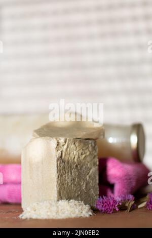 Hausgemachte Wäsche, Marseille geriebene Seife, DIY, do it yourself, Zero Waste, Umweltfreundliches, natürliches Produkt zum Waschen und Reinigen Stockfoto