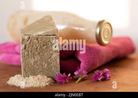 Hausgemachte Wäsche, Marseille geriebene Seife, DIY, do it yourself, Zero Waste, Umweltfreundliches, natürliches Produkt zum Waschen und Reinigen Stockfoto