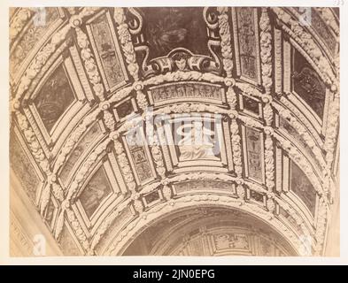 Unbekannter Fotograf, Detail eines verzierten Tonnengewölbes (ohne Datum): Ansicht. Foto auf Karton, 20,8 x 27,2 cm (einschließlich Scankanten) N.N. : Detail eines verzierten Tonnengewölbes Stockfoto
