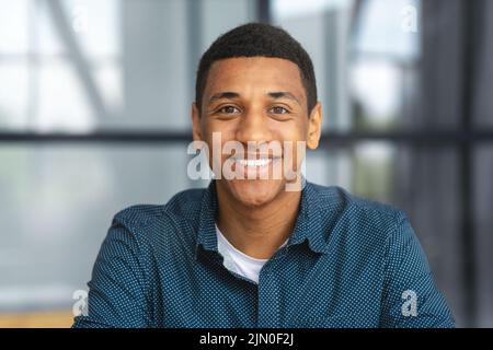 Porträt eines erfolgreichen Unternehmers, der die Kamera anschaut und freundlich lächelt Stockfoto