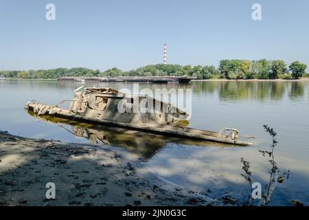 Das Wrack eines alten Fischerbootes. Das Wrack eines alten Fischerbootes, das im Wasser der Donau untergetaucht ist. Stockfoto