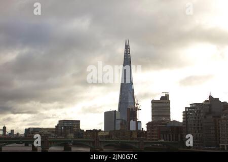 The Shard in London zur goldenen Stunde von der Millennium Bridge Stockfoto