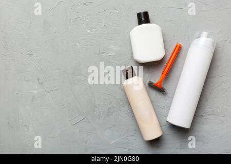 Rasierer-Set. Schermaschine, Handtuch, Lotion und Rasierschaum auf farbigem Hintergrund. Herren Bad Accessoires Draufsicht. Stockfoto
