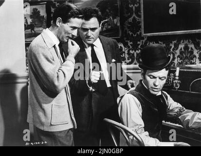 Regisseur MICHAEL ANDERSON Produzent MIKE TODD und FRANK SINATRA am Set offen während Dreharbeiten rund UM DIE WELT IN 80 TAGEN 1956 Regisseur MICHAEL ANDERSON Roman Jules Verne Musik Victor Young Michael Todd Company / United Artists Stockfoto