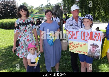 Dnipro, Ukraine. 07. August 2022. DNIPRO, UKRAINE - 07. AUGUST 2022 - während der Aktion zur Unterstützung der Kriegsgefangenen Asowstals am Festival Pier halten Menschen Plakate, um die weltweite Aufmerksamkeit auf den russischen Terroranschlag in Oleniwka, Dnipro, Ostukraine, zu lenken. Dieses Foto kann nicht in der russischen Föderation verteilt werden. Kredit: Ukrinform/Alamy Live Nachrichten Stockfoto