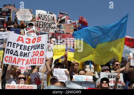 Dnipro, Ukraine. 07. August 2022. DNIPRO, UKRAINE - 07. AUGUST 2022 - während der Aktion zur Unterstützung der Kriegsgefangenen Asowstals am Festival Pier halten Menschen Flaggen und Plakate, um die weltweite Aufmerksamkeit auf den russischen Terroranschlag in Oleniwka, Dnipro, Ostukraine, zu lenken. Dieses Foto kann nicht in der russischen Föderation verteilt werden. Kredit: Ukrinform/Alamy Live Nachrichten Stockfoto