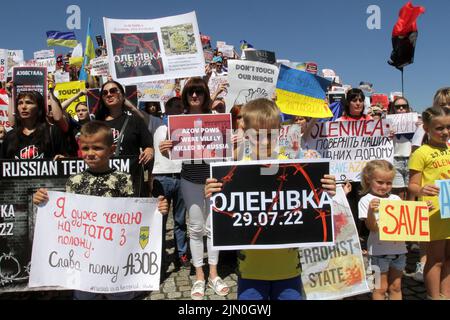 Dnipro, Ukraine. 07. August 2022. DNIPRO, UKRAINE - 07. AUGUST 2022 - während der Aktion zur Unterstützung der Kriegsgefangenen Asowstals am Festival Pier halten Menschen Flaggen und Plakate, um die weltweite Aufmerksamkeit auf den russischen Terroranschlag in Oleniwka, Dnipro, Ostukraine, zu lenken. Dieses Foto kann nicht in der russischen Föderation verteilt werden. Kredit: Ukrinform/Alamy Live Nachrichten Stockfoto