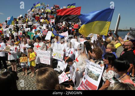 Dnipro, Ukraine. 07. August 2022. DNIPRO, UKRAINE - 07. AUGUST 2022 - während der Aktion zur Unterstützung der Kriegsgefangenen Asowstals am Festival Pier halten Menschen Flaggen und Plakate, um die weltweite Aufmerksamkeit auf den russischen Terroranschlag in Oleniwka, Dnipro, Ostukraine, zu lenken. Dieses Foto kann nicht in der russischen Föderation verteilt werden. Kredit: Ukrinform/Alamy Live Nachrichten Stockfoto