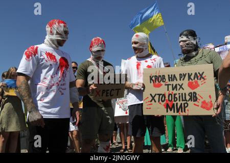 Dnipro, Ukraine. 07. August 2022. DNIPRO, UKRAINE - 07. AUGUST 2022 - während der Aktion zur Unterstützung der Kriegsgefangenen Asowstals am Festival Pier halten Menschen Flaggen und Plakate, um die weltweite Aufmerksamkeit auf den russischen Terroranschlag in Oleniwka, Dnipro, Ostukraine, zu lenken. Dieses Foto kann nicht in der russischen Föderation verteilt werden. Kredit: Ukrinform/Alamy Live Nachrichten Stockfoto