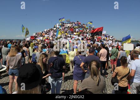 Dnipro, Ukraine. 07. August 2022. DNIPRO, UKRAINE - 07. AUGUST 2022 - während der Aktion zur Unterstützung der Kriegsgefangenen Asowstals am Festival Pier halten Menschen Flaggen und Plakate, um die weltweite Aufmerksamkeit auf den russischen Terroranschlag in Oleniwka, Dnipro, Ostukraine, zu lenken. Dieses Foto kann nicht in der russischen Föderation verteilt werden. Kredit: Ukrinform/Alamy Live Nachrichten Stockfoto