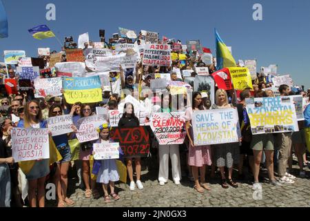 Dnipro, Ukraine. 07. August 2022. DNIPRO, UKRAINE - 07. AUGUST 2022 - während der Aktion zur Unterstützung der Kriegsgefangenen Asowstals am Festival Pier halten Menschen Flaggen und Plakate, um die weltweite Aufmerksamkeit auf den russischen Terroranschlag in Oleniwka, Dnipro, Ostukraine, zu lenken. Dieses Foto kann nicht in der russischen Föderation verteilt werden. Kredit: Ukrinform/Alamy Live Nachrichten Stockfoto