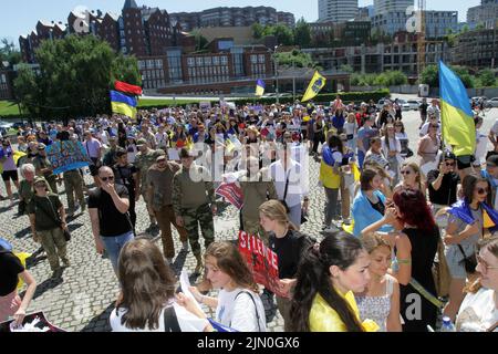 Dnipro, Ukraine. 07. August 2022. DNIPRO, UKRAINE - 07. AUGUST 2022 - während der Aktion zur Unterstützung der Kriegsgefangenen Asowstals am Festival Pier halten Menschen Flaggen und Plakate, um die weltweite Aufmerksamkeit auf den russischen Terroranschlag in Oleniwka, Dnipro, Ostukraine, zu lenken. Dieses Foto kann nicht in der russischen Föderation verteilt werden. Kredit: Ukrinform/Alamy Live Nachrichten Stockfoto