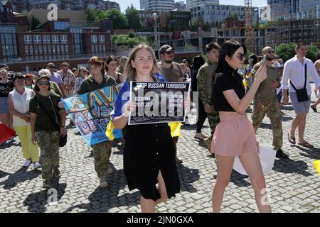 Dnipro, Ukraine. 07. August 2022. DNIPRO, UKRAINE - 07. AUGUST 2022 - während der Aktion zur Unterstützung der Kriegsgefangenen Asowstals am Festival Pier halten Menschen Plakate, um die weltweite Aufmerksamkeit auf den russischen Terroranschlag in Oleniwka, Dnipro, Ostukraine, zu lenken. Dieses Foto kann nicht in der russischen Föderation verteilt werden. Kredit: Ukrinform/Alamy Live Nachrichten Stockfoto