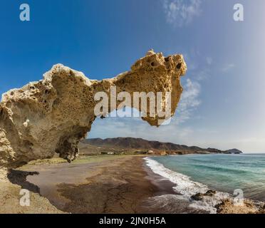 Playa del Arco, Los Escullos, Naturpark Cabo de Gata-Nijar, Cabo de Gata, Provinz Almeria, Andalusien, Südspanien. Der Strand ist auch bekannt als Stockfoto