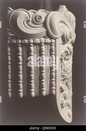 Rüster Emil (1883-1949), Modell für einen gusseisernen Kerzenleuchter (ohne Dat.): Ansicht. Foto auf Papier, 16,4 x 11,3 cm (inklusive Scan-Kanten) Rüster Emil (1883-1949): Modell zu einem gusseisernen Kandelaber Stockfoto