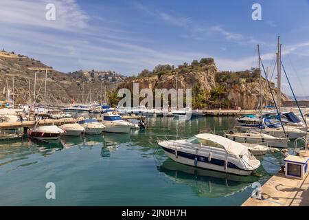 Puerto Deportivo Marina del Este, La Herradura, (bei Almuñecar) Provinz Granada, Andalusien, Südspanien. Der Felsen ist bekannt als Peñon de las Cabal Stockfoto