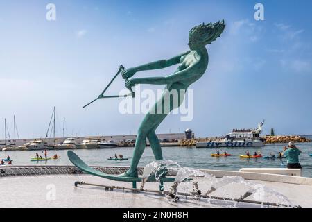 Marbella, Costa del Sol, Provinz Malaga, Andalusien, Südspanien. Die Wasserski-Venus-Statue am Playa de El Faro. Die Statue wurde von Spa modelliert Stockfoto