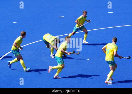 Der Australier Blake Govers (zweiter links) erzielt am 11. Tag der Commonwealth Games 2022 in Birmingham beim Gold Medal Match der Herren Hockey gegen Indien im Hockey and Squash Center der University of Birmingham das erste Tor des Spiels seiner Mannschaft. Bilddatum: Montag, 8. August 2022. Stockfoto