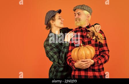 Arbeiten auf Feldern. Erntefest. Bauernmarkt. Herbststimmung. Herbstsaison. Herbstlaub. Konzept der Bauernfamilie. Herbsternte funktioniert. Ein paar Stockfoto