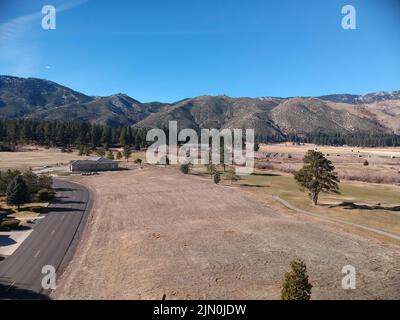 Eine Luftaufnahme eines Teils des US Route 50 Highway in Nevada, umgeben von Bergen und Häusern Stockfoto
