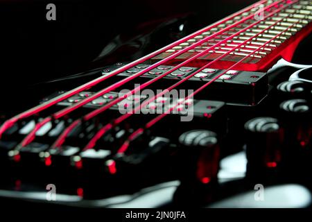 Bassgitarre in weißem und rotem Licht. Stockfoto