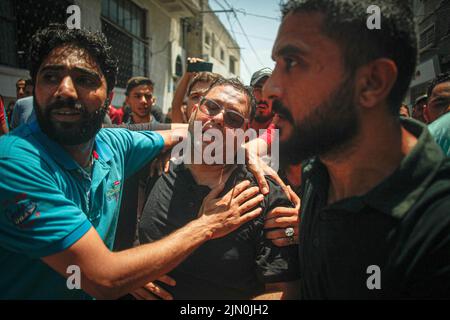 Gaza, Palästina. 08.. August 2022. Beerdigung von Palästinensern die Leichen von fünf Märtyrern der Familie Najm im Lager Jabalia, die nach einem Luftangriff auf dem Friedhof al-Faluja, westlich des Lagers Jabalia im nördlichen Gazastreifen, am 8. August 2022 getötet wurden. Foto von Ramez Habboub/ABACAPRESS.COM Quelle: Abaca Press/Alamy Live News Stockfoto