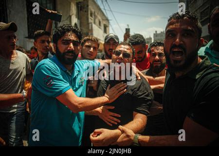 Gaza, Palästina. 08.. August 2022. Beerdigung von Palästinensern die Leichen von fünf Märtyrern der Familie Najm im Lager Jabalia, die nach einem Luftangriff auf dem Friedhof al-Faluja, westlich des Lagers Jabalia im nördlichen Gazastreifen, am 8. August 2022 getötet wurden. Foto von Ramez Habboub/ABACAPRESS.COM Quelle: Abaca Press/Alamy Live News Stockfoto