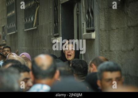 Gaza, Palästina. 08.. August 2022. Beerdigung von Palästinensern die Leichen von fünf Märtyrern der Familie Najm im Lager Jabalia, die nach einem Luftangriff auf dem Friedhof al-Faluja, westlich des Lagers Jabalia im nördlichen Gazastreifen, am 8. August 2022 getötet wurden. Foto von Ramez Habboub/ABACAPRESS.COM Quelle: Abaca Press/Alamy Live News Stockfoto