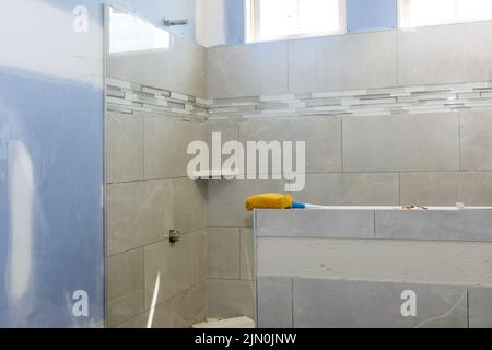 Im Zuge der Renovierung des Badezimmers in der Badewanne und der Dusche befinden wir uns im Bau Stockfoto