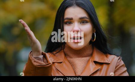 Porträt erstaunt hispanisch glückliches Mädchen erhält unerwartete Überraschung im Park im Freien junge enthusiastische Frau öffnet den Mund von dem, was sah Frau fühlt Stockfoto