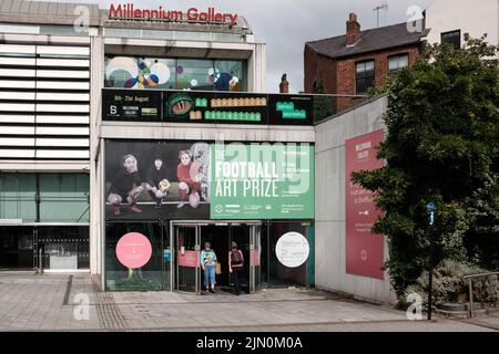 Vorderansicht der Millennium Gallery am Arundel Gate in Sheffield mit einer Ausstellung zum Football Art Prize Stockfoto